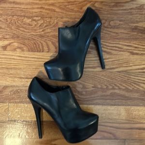 Steve Madden Black Leather Ankle platform booties with Zipper